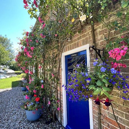 Adorable Two Bed Norfolk Broads Holiday Home - River Views With Moorings & Fishing Stalham Luaran gambar