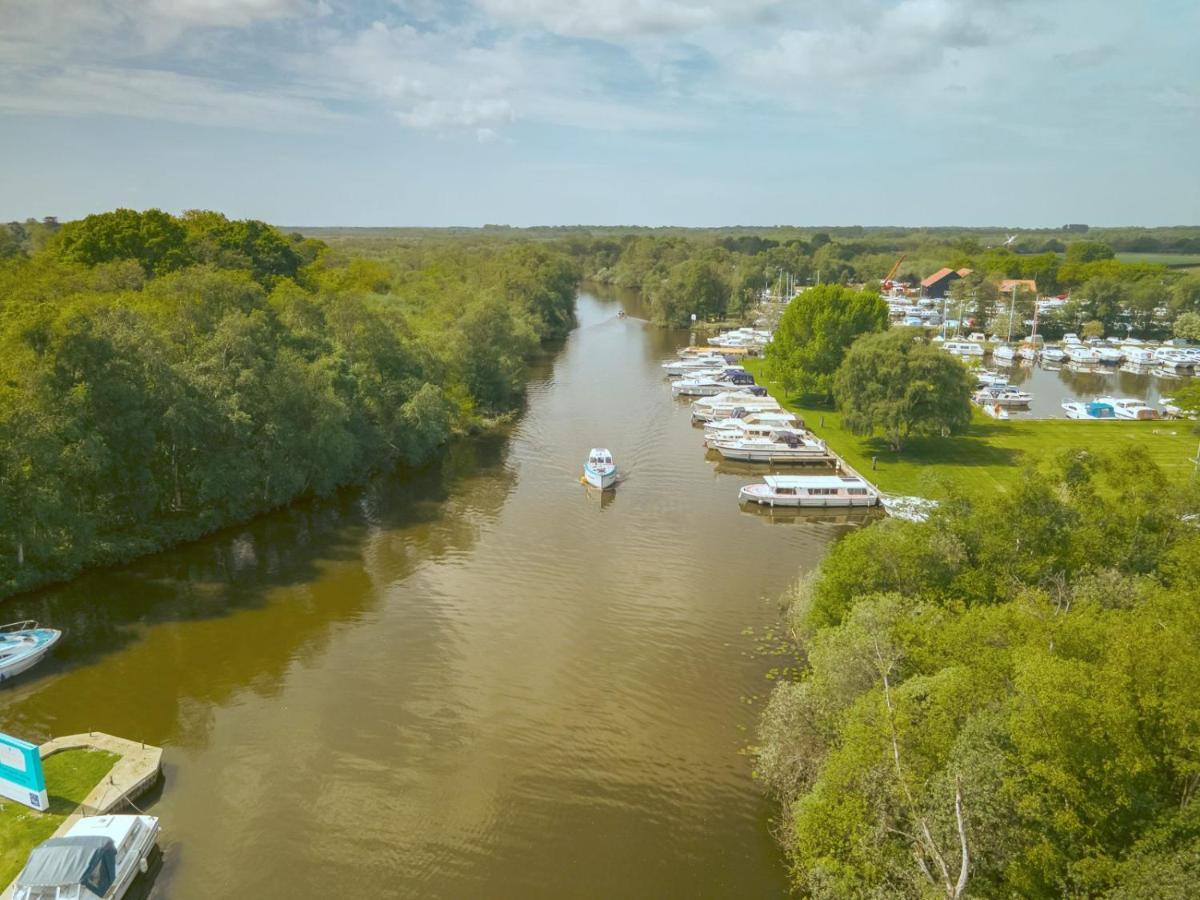 Adorable Two Bed Norfolk Broads Holiday Home - River Views With Moorings & Fishing Stalham Luaran gambar