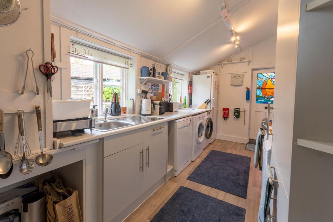Adorable Two Bed Norfolk Broads Holiday Home - River Views With Moorings & Fishing Stalham Luaran gambar