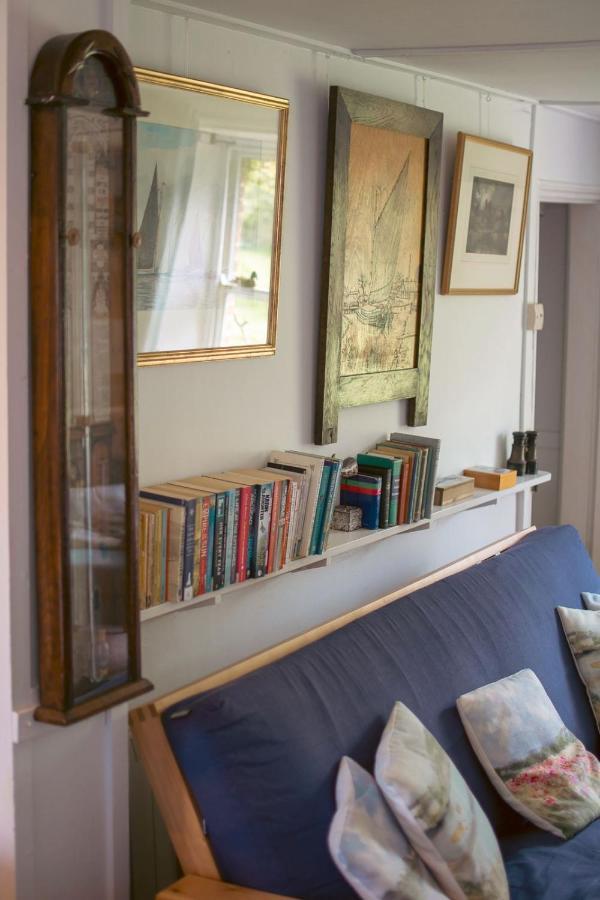 Adorable Two Bed Norfolk Broads Holiday Home - River Views With Moorings & Fishing Stalham Luaran gambar