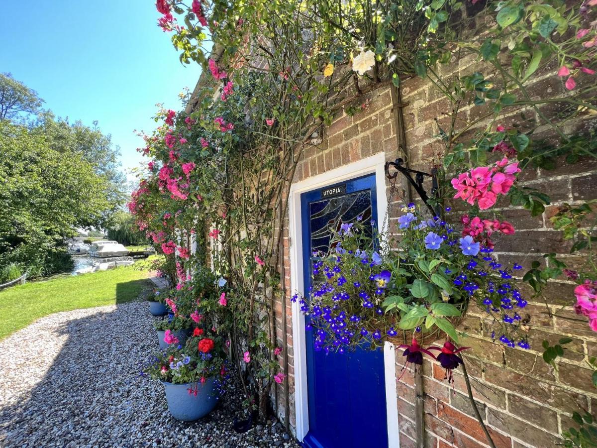 Adorable Two Bed Norfolk Broads Holiday Home - River Views With Moorings & Fishing Stalham Luaran gambar