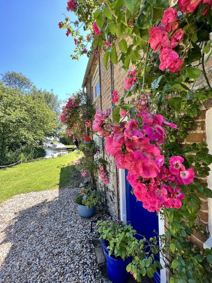 Adorable Two Bed Norfolk Broads Holiday Home - River Views With Moorings & Fishing Stalham Luaran gambar