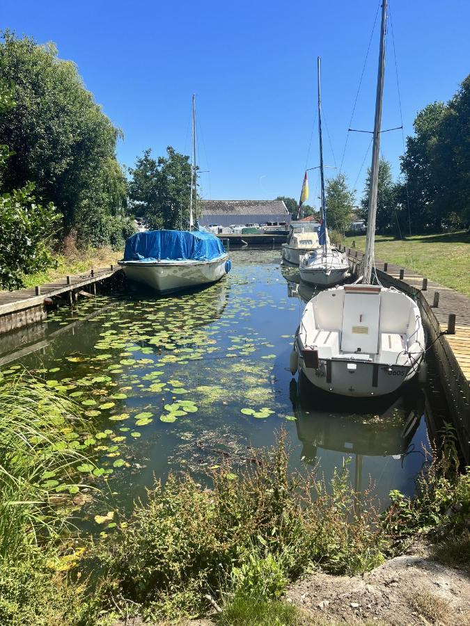 Adorable Two Bed Norfolk Broads Holiday Home - River Views With Moorings & Fishing Stalham Luaran gambar