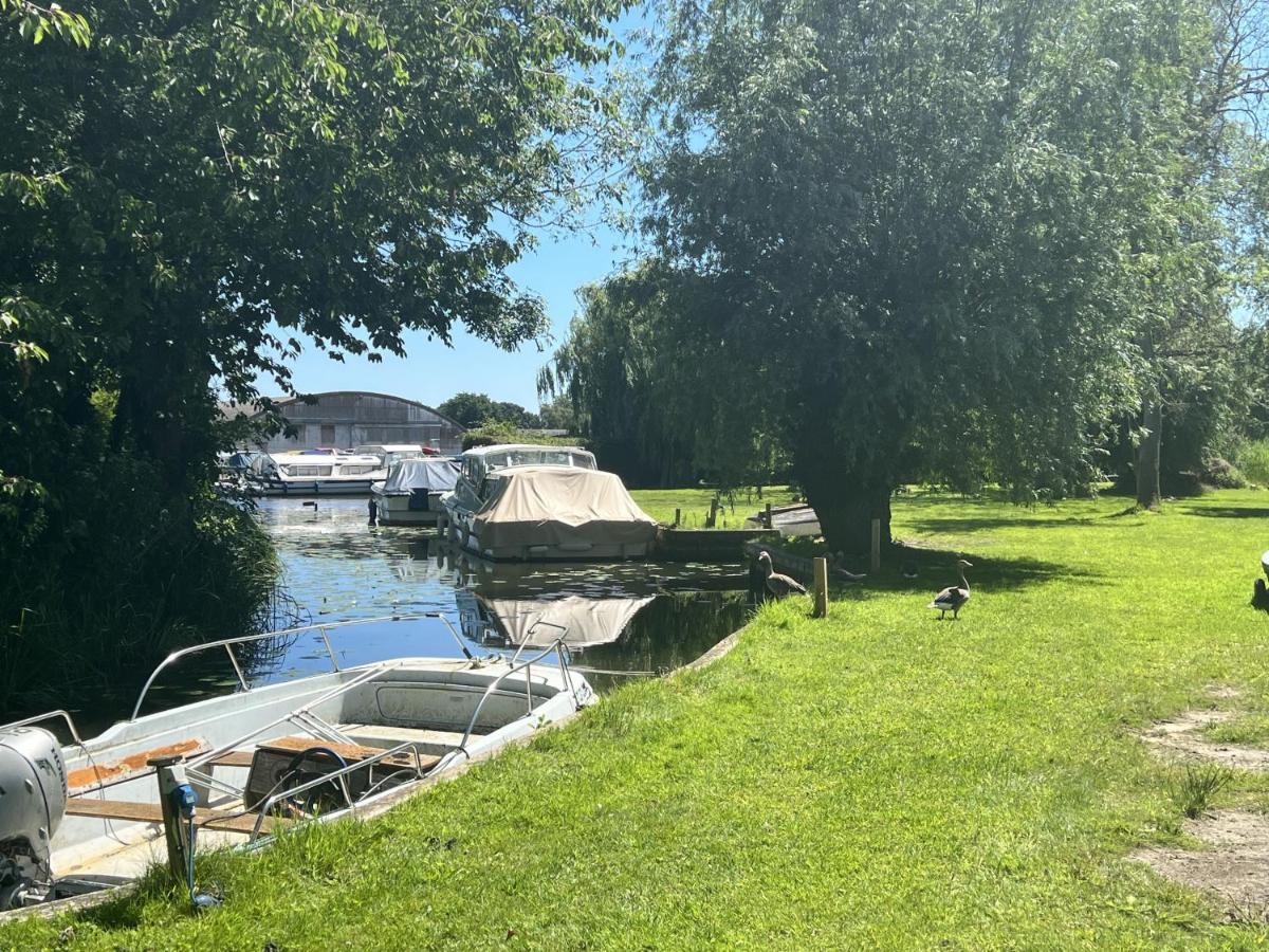 Adorable Two Bed Norfolk Broads Holiday Home - River Views With Moorings & Fishing Stalham Luaran gambar