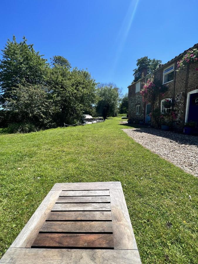 Adorable Two Bed Norfolk Broads Holiday Home - River Views With Moorings & Fishing Stalham Luaran gambar