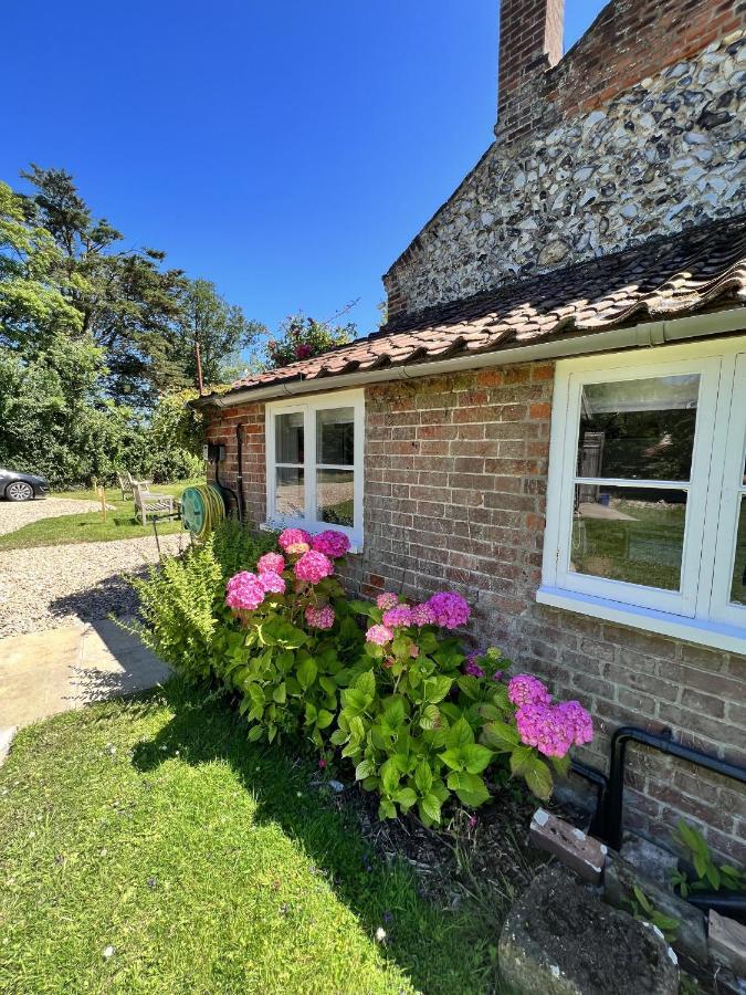 Adorable Two Bed Norfolk Broads Holiday Home - River Views With Moorings & Fishing Stalham Luaran gambar